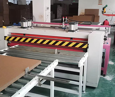 Flattening and creasing machine for 3A cardboard